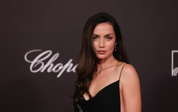 آنا دي أرماس من حفل الافتتاح - مصدر الصورة Hoda Davaine/Getty Imagesfor the Red Sea International Film Festival