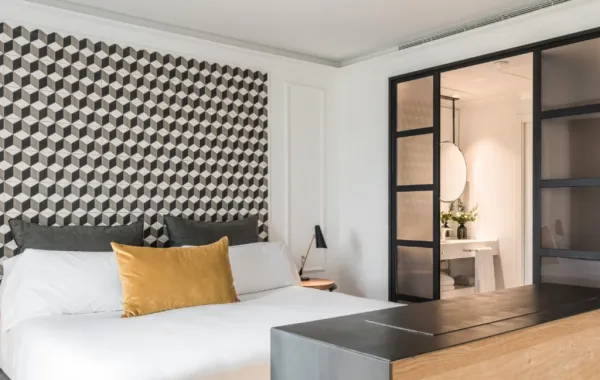 غرفة عصرية في فندق سيراس (الصورة من صفحة serrasbarcelona الرسمية على انستغرام)