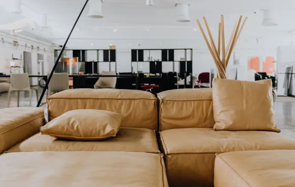 كنب بلون بني فاتح