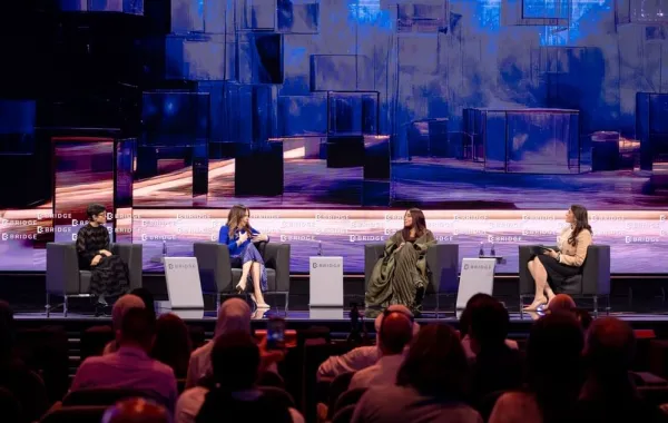 جلسة الفصل التالي للصيغة الطويلة ضمن قمة بريدج 2025 - الصورة من وكالة الأنباء الإماراتية "وام"