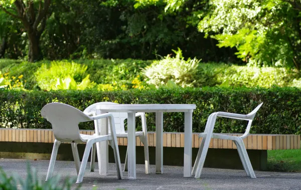 أثاث بلاستيكي في الحديقة