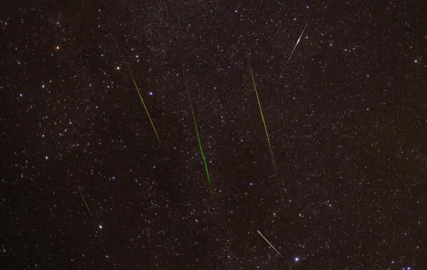 استعدوا لمشاهدة واحدة من أبرز زخات الشهب السنوية! تشهد سماء الوطن العربي والمملكة العربية السعودية ذروة شهب التوأميات لعام 2025 