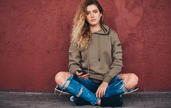 تفسير حلم ارتداء ملابس مقطعة- مصدر الصورة: Freepik by fxquadro