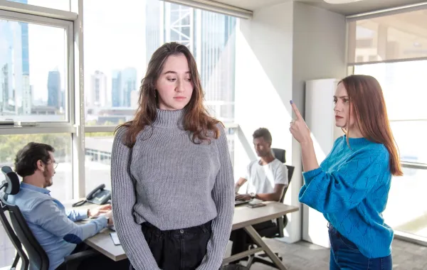 الإحراج الاجتماعي بين الزملاء