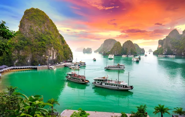 لقطة لخليج هالونج وقت المغيب