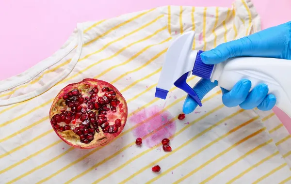 وداعاً لبقع الرمان العنيدة.. دليلكِ السريع لأفضل الطرق لإزالة بقع الرمان، بدءاً من الخطوات المبدئية الضرورية، ووصولاً إلى الحلول الطبيعية والفعالة 