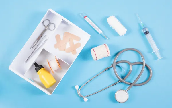 حقيبة إسعافات أولية-  مصدر الصورة: Freepik