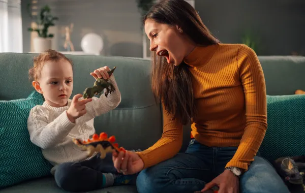 صورة أم وابنها في حالة غضب