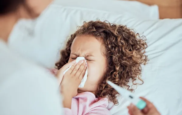 صورة طفلة مصابة بالبرد