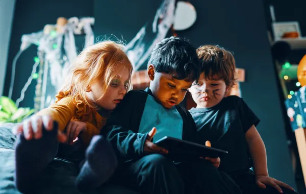 صورة أطفال يتابعون الشاشات