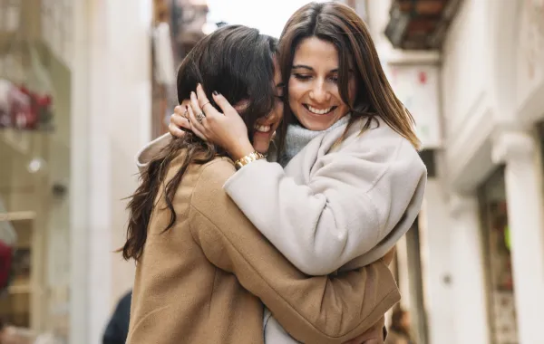 تفسير حلم العناق- مصدر الصورة: Freepik