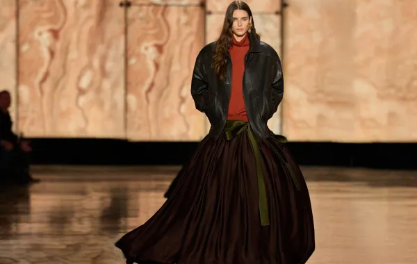 تنورة من سان لوران Saint Laurent- الصورة من Launchmetrics/Spotlight ©