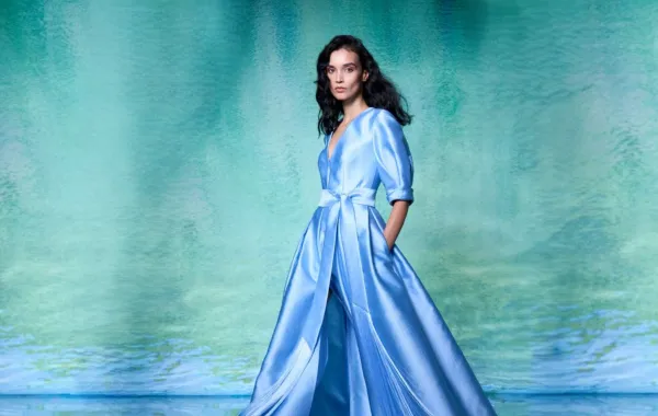 تصميم باللون الأزرق من رامي العلي -الصورة من Launchmetrics/Spotlight ©