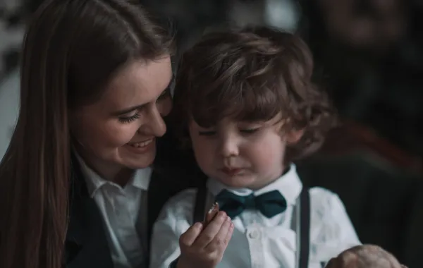 صورة طفل مع أمه