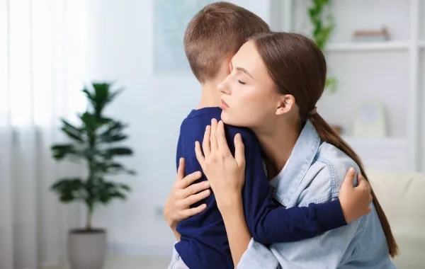 صورة تعبر عن علاقة ناجحة بين الأم وطفلها