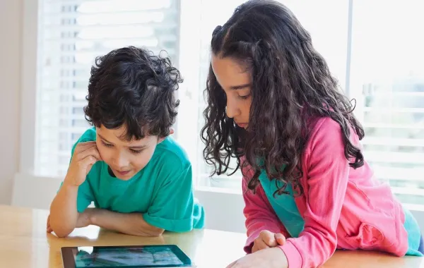 صورة لإدمان الأطفال للأجهزة الرقمية