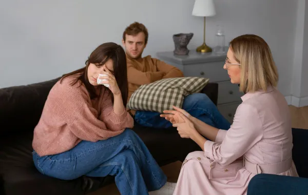 تأثير الضغوط الاجتماعية على الشباب - مصدر الصورة freepik