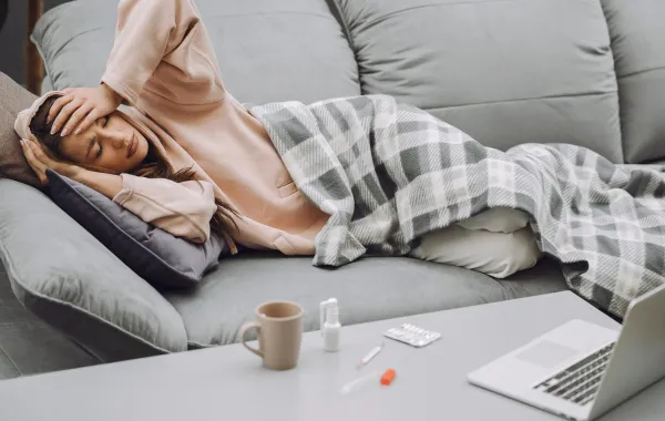 صورة لامرأة تشعر بالمرض