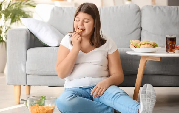 أسباب ومضاعفات سمنة الأطفال - الصورة من موقع AdobeStock