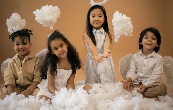 صورة لأطفال فوق السحاب