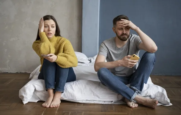 كيف تتعامل مع الخيانة العاطفية أو الافتراضية؟- الصورة من موقع Freepik