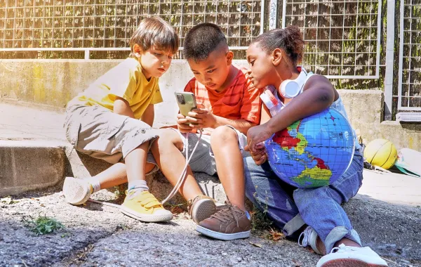 صورة اطفال على مواقع التواصل