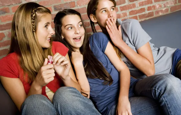 صورة لوقوع المراهقات عرضة للتأثيرات خارجية