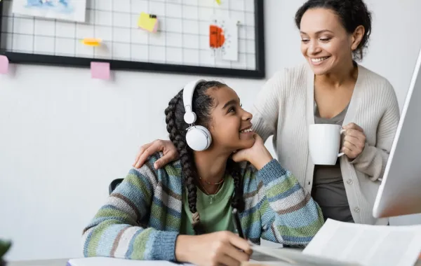 صورة لأم تتواصل مع طفلتها