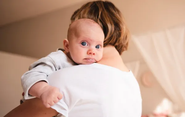 صورة لأم تحمل طفلها