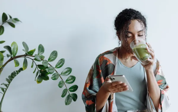 امرأة تتناول الماتشا- المصدر: pexels-thirdman