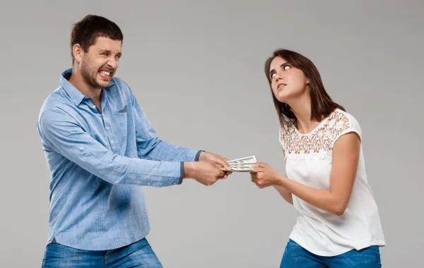 زوج يشد من زوجته الأموال لأنه بخيل   