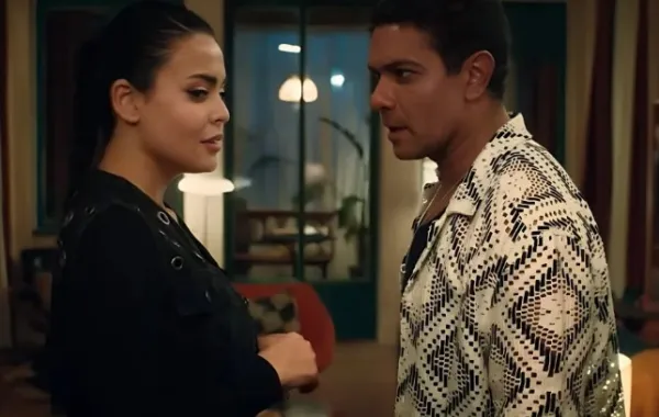 آسر ياسين وأسماء جلال من فيلم إن غاب القط - الصورة من الشركة المنتجة