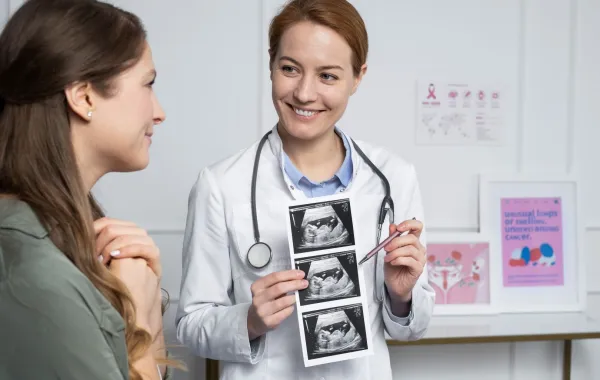 صورة لحامل تطمئن على صحة جنينها