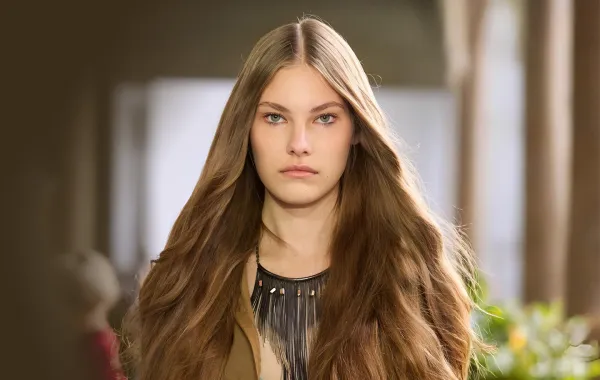 كيف تجعلين رائحة شعرك فواحة وجميلة بلمسات أنثوية تمنحك انتعاشاً يدوم؟