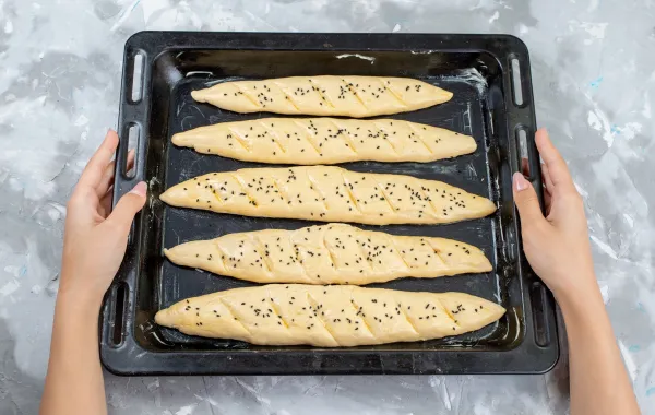 صينية خاصة بالفرن مع أرغفة خبز