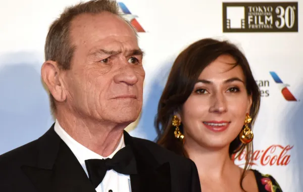 تومي لي جونز Tommy Lee Jones مع ابنته فيكتوريا جونز Victoria Jones في مهرجان طوكيو السينمائي الدولي 2017. مصدر الصورة: Kazuhiro NOGI / AFP