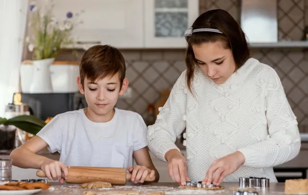 صورة لطفلين يعدان الطعام وحدهما