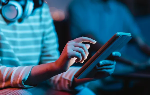 فرط استخدام التكنولوجيا يسبب الخمول - المصدر freepik