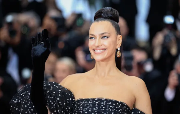 إيرينا شايك ترتدي أقراطاً ألماسية ضخمة في مهرجان كان السينمائي