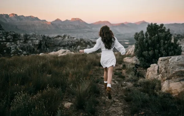 تفسير حلم الهروب والخوف من شخص مجهول 