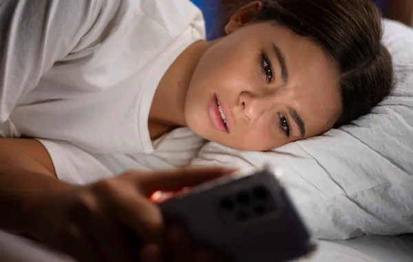 صورة لطفلة سهرانة مع الجوال