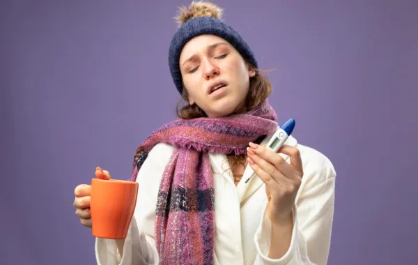 امرأة تعاني من البرد- المصدر freepik