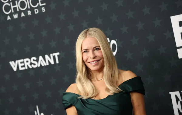 تشيلسي هاندلر Chelsea Handler في حفل توزيع جوائز اختيار النقاد 2026. مصدر الصورة: Michael Tran / AFP
