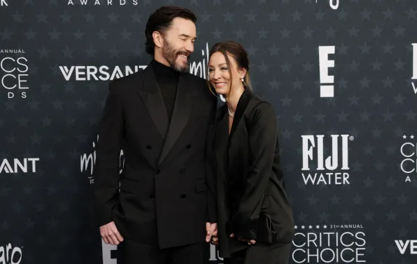 توم بيلفري Tom Pelphrey وكالي كوكو Kaley Cuoco في حفل توزيع جوائز اختيار النقاد 2026. مثدر الصورة:  Matt Winkelmeyer/Getty Images for Critics Choice Association/AFP