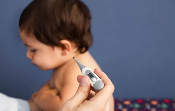 صورة تعبر عن ارتفاع حرارة الطفل