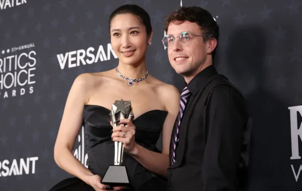 المغنية الأمريكية إي جاي EJAE والملحن الأمريكي مارك سونينبليك Mark Sonnenblick في حفل توزيع جوائز اختيار النقاد 2026. مصدر الصورة: Michael Tran / AFP