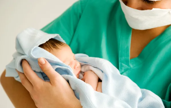 ماذا يحدث للحبل السري لطفلي عند ولادته؟