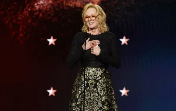 جين سمارت Jean Smart في حفل توزيع جوائز اختيار النقاد 2026. مصدر الصورة: KEVIN WINTER / GETTY IMAGES NORTH AMERICA / Getty Images via AFP