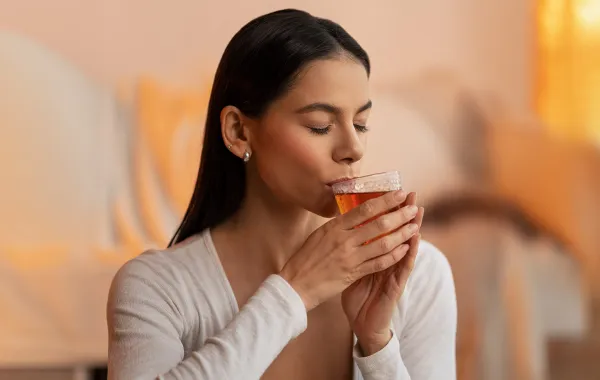 سيدة تتعامل مع الآلام الشهرية بطرق  طبيعية - المصدر  Freepik