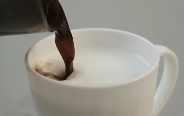 فنجان الكاكاو الساخن بالحليب